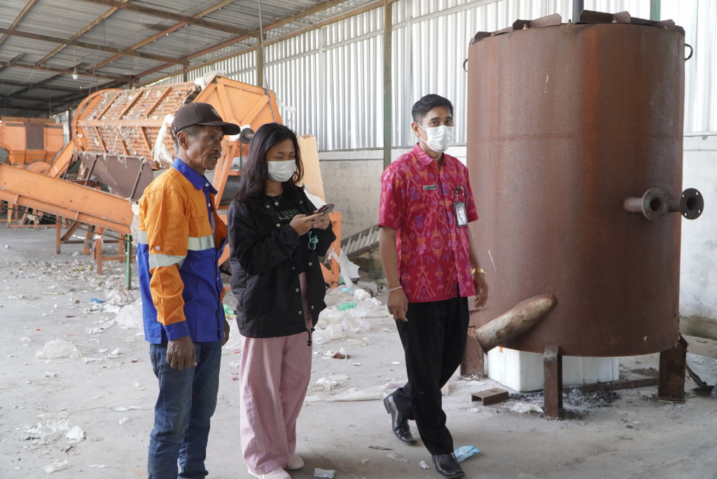 Pemerintah Desa Dalung Belajar Mengolah Sampah Mandiri dari Hasil Olahan TPST 3R Jimbaran Lestari